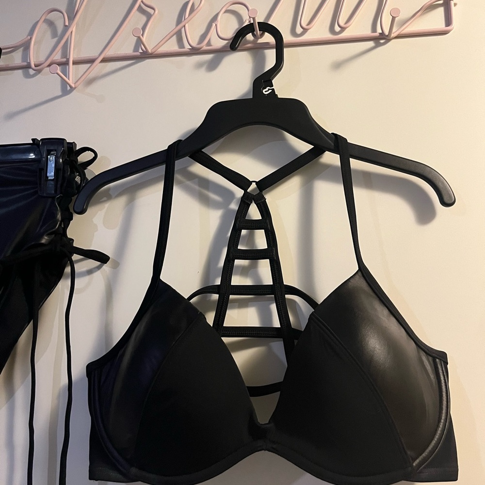 NWOT Bikini 👙 set stunning 🤩 2 pieces both size large 🔥🔥🔥🔥🔥